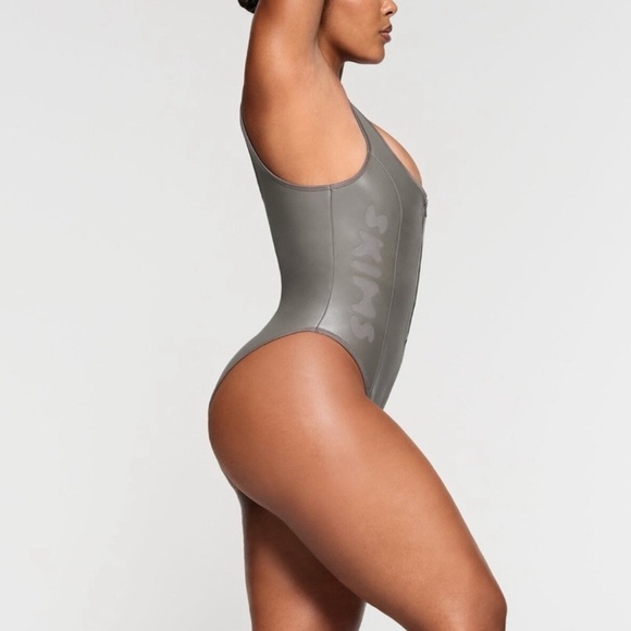 SKIMS Rubberized Scuba Swim Size Small One Piece with Zipper in Gray Chalk NWT - Picture 5 of 6